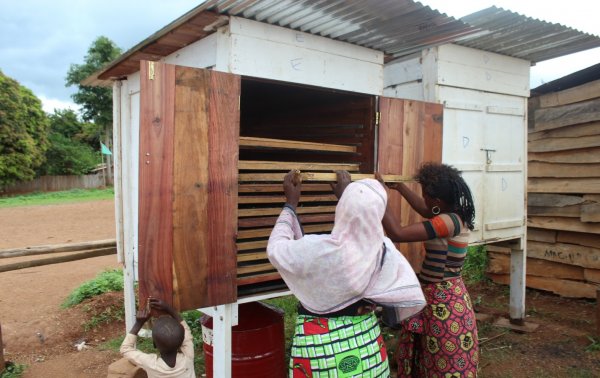 The new kilns allow for around 100 kg of fish to be smoked simultaneously, freeing time and improving the health of the women in the communities who with have to continuously turn the fish and breath the unhealthy smoke when using the traditional, open fire smoking method.